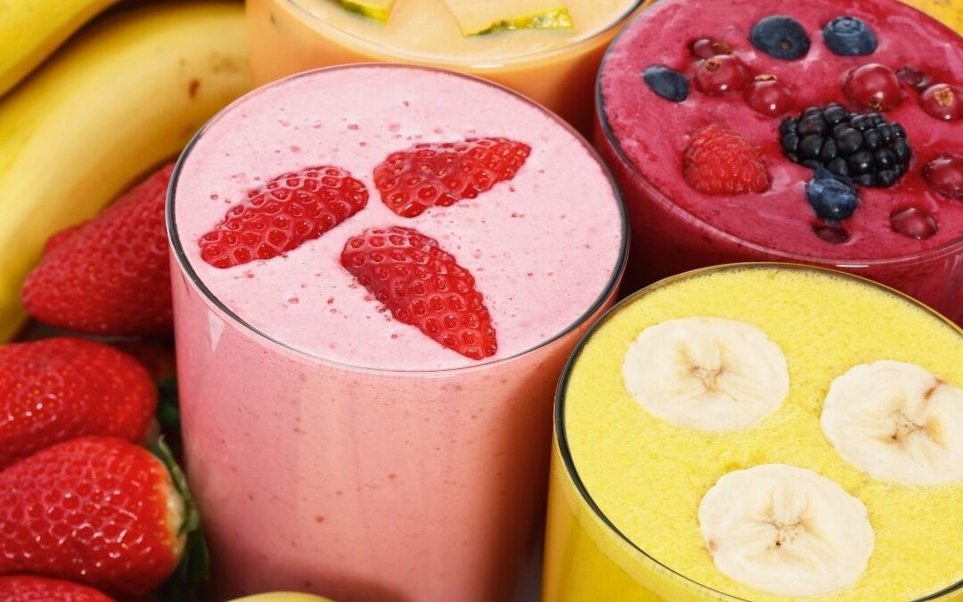 Batidos naturales de frutas sin azúcar ni gluten, ideales para un desayuno saludable y energético