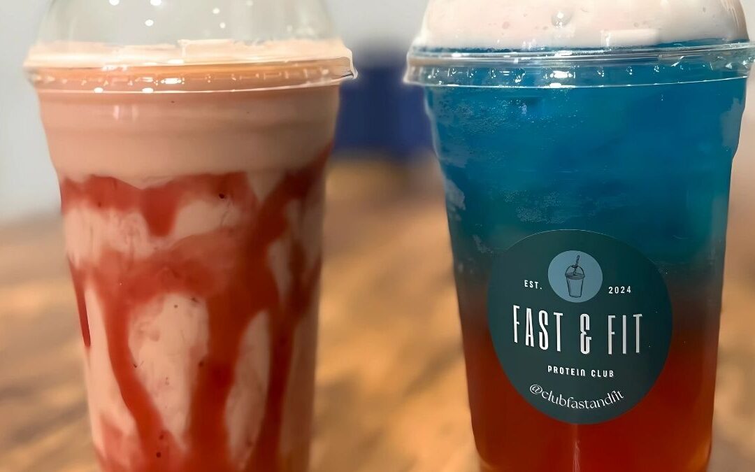 Batidos proteicos saludables de Fast & Fit en vaso transparente, sin azúcar, sin gluten y ricos en proteínas