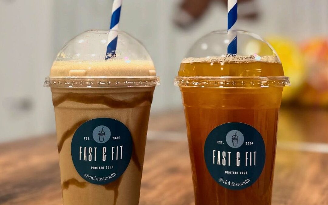 Pre workouts naturales de Fast & Fit en vaso con tapa, ideales para ganar energía antes de entrenar sin químicos